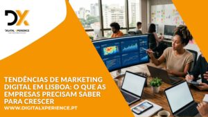 Profissional a estudar tendências de marketing digital num ambiente de trabalho digital