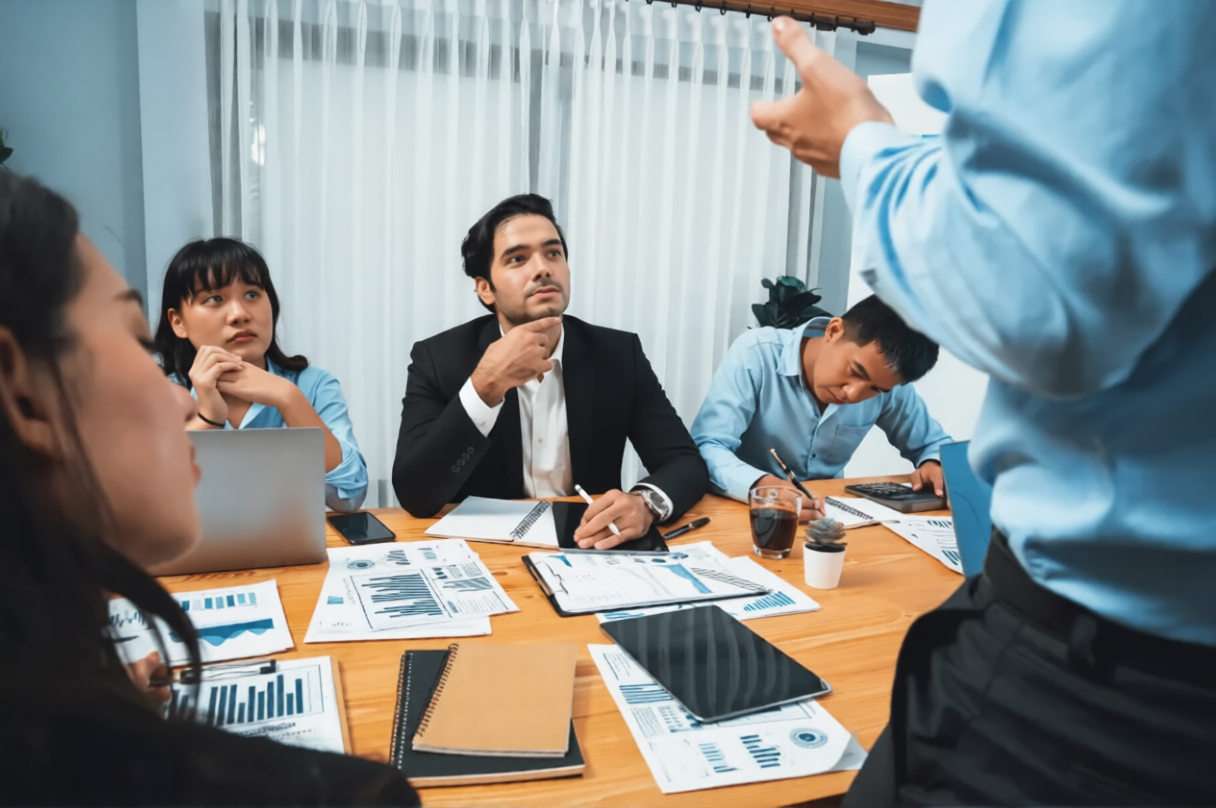 equipa analisando comportamento agencia de marketing digital